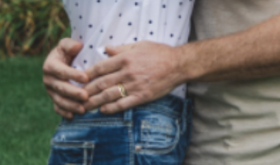 Vrouw ontdekt een onaangename verrassing op een familiefoto, vraagt daarna scheiding aan