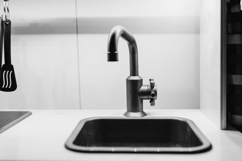Como desentupir uma pia com detergente e água quente