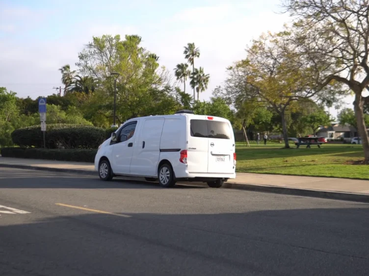 Homem troca apartamento por carro - Você não vai acreditar no que tem dentro!