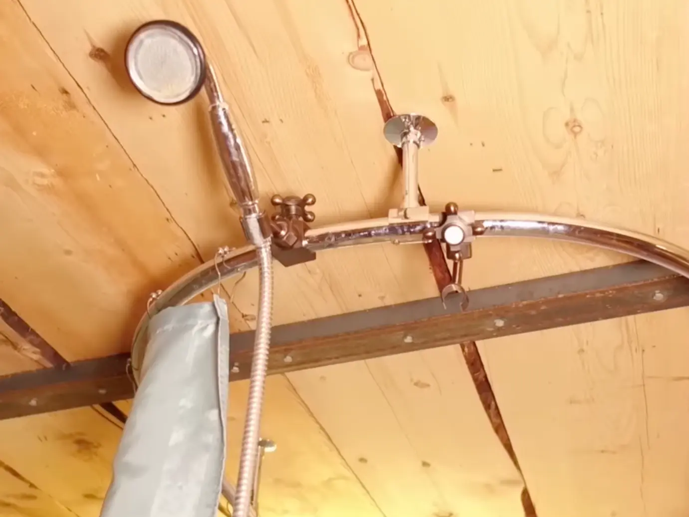この男は見事な洞窟の家を建てた - そしてそれはあなた自身の夢の家を作るためにあなたにインスピレーションを与えるだろう