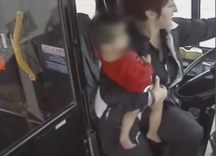 Jongetje stapt op blote voeten de bus in, chauffeur belt direct de politie