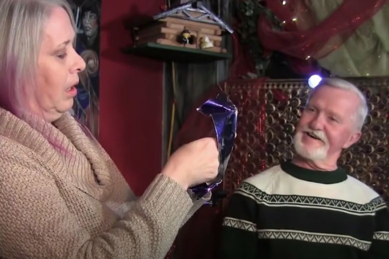 Após 47 anos, este homem finalmente decidiu abrir um presente de Natal fechado