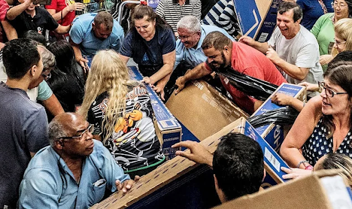 Oude vrouw wordt vertrapt terwijl ze een cadeau voor haar kleinzoon probeert te kopen op Black Friday
