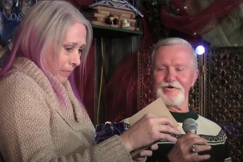 Após 47 anos, este homem finalmente decidiu abrir um presente de Natal fechado