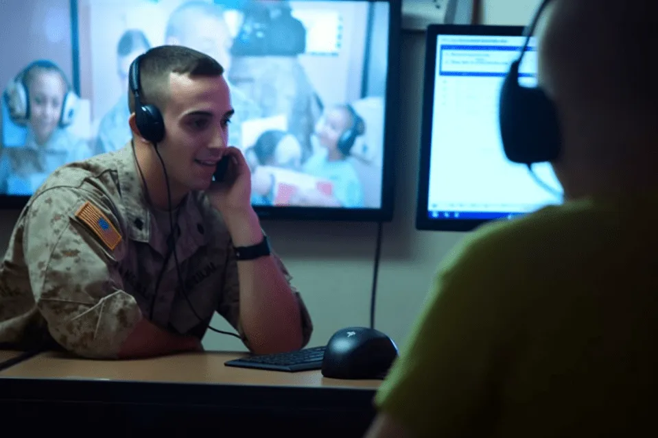 Um fuzileiro naval corre para casa para cumprimentar sua esposa, mas fica surpreso quando a vê