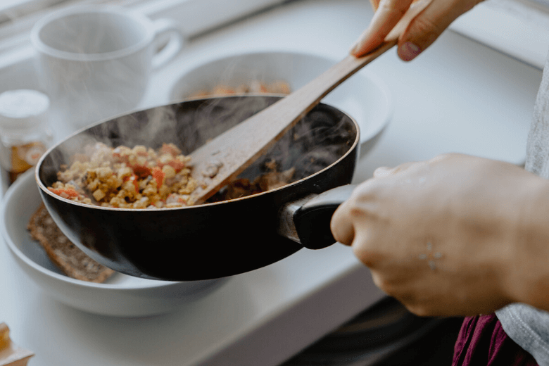 Como tirar o cheiro de comida da sua casa?