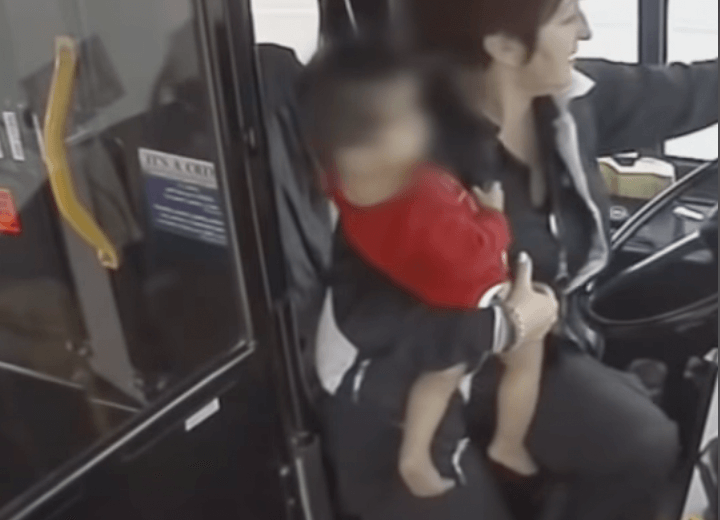 Menino entra no ônibus descalço, motorista chama imediatamente a polícia