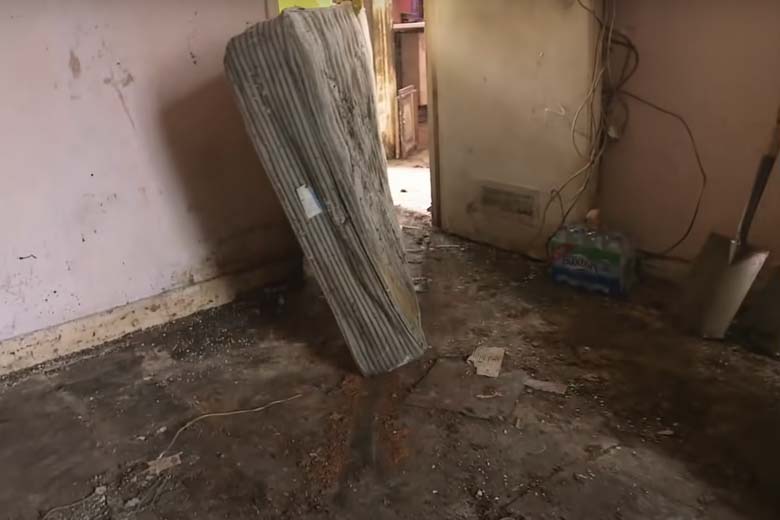 Schoonmakers pakken huis aan dat 9 jaar verwaarloosd werd, je herkent het niet meer terug!