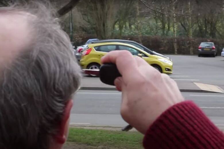 É por isso que você deve segurar as chaves do carro contra sua cabeça para um alcance mais amplo