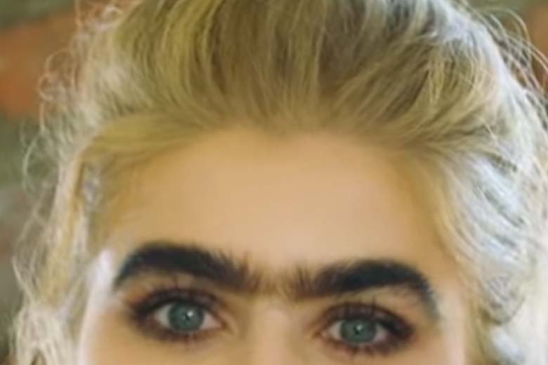 Wow! Deze 10 bizarre beautytrends waren vroeger helemaal hip.