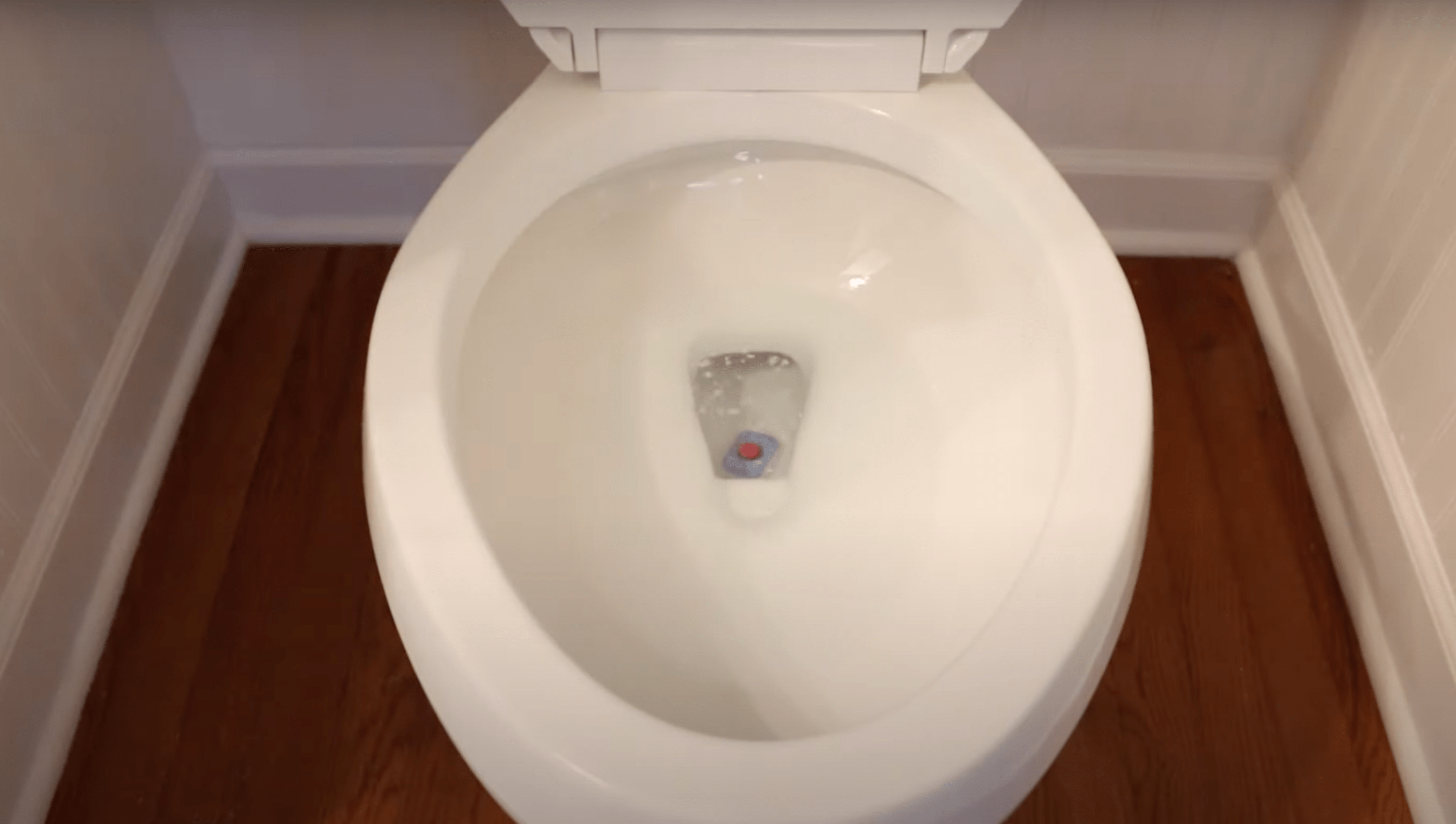 Laat een vaatwastablet in je toilet vallen en verbaas je over de transformatie!