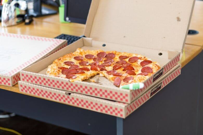 Único: Homem pede sua namorada em casamento com pizza