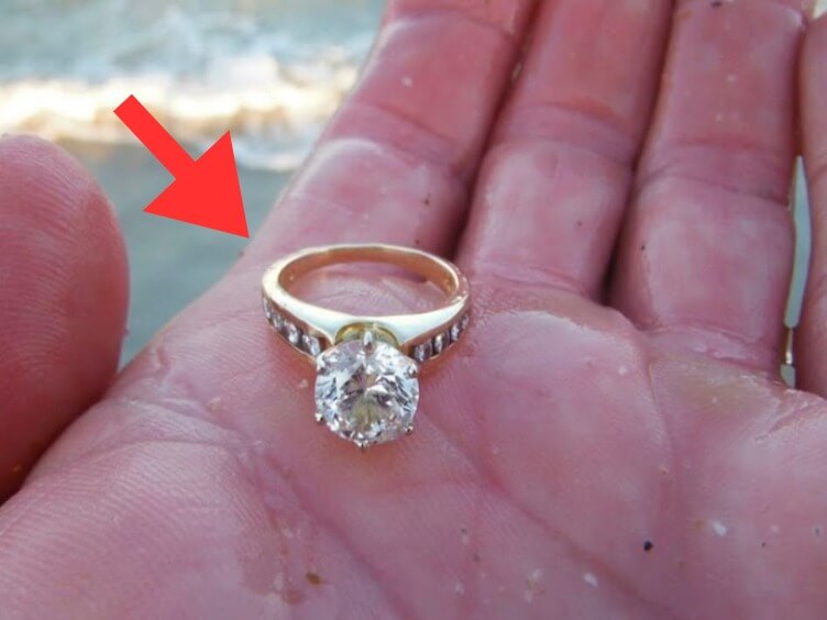 Mulher encontra anel de diamante na praia - quando joalheiro vê, ele fica pálido