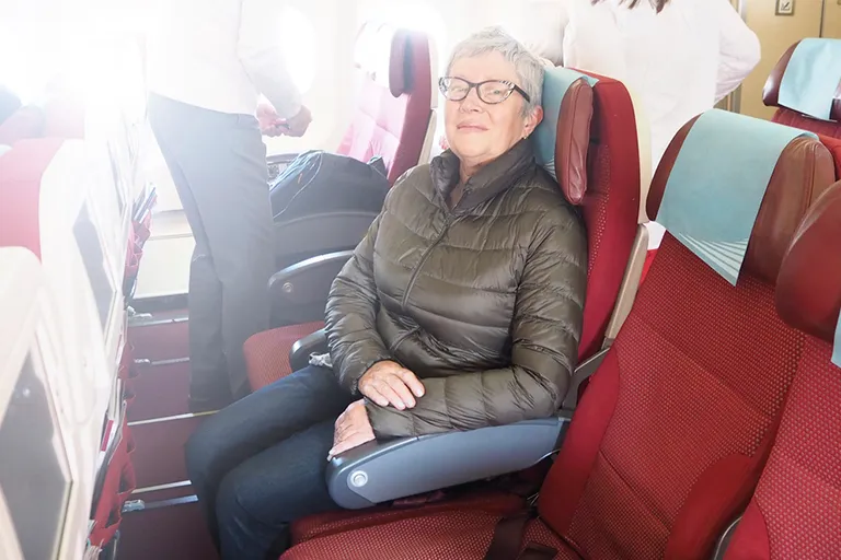 Mulher idosa de 89 anos tem seu assento na classe executiva negado - sua identidade revela uma reviravolta chocante!