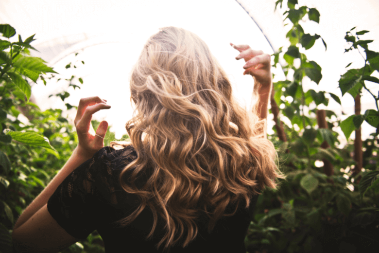 Por que seu cabelo escurece quando você envelhece?