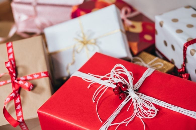 Após 47 anos, este homem finalmente decidiu abrir um presente de Natal fechado
