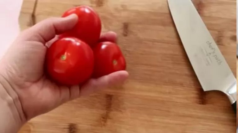 Meng tomaten met meel voor een geweldig resultaat
