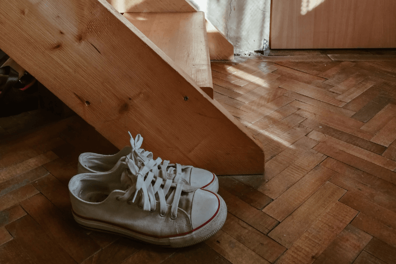 É por isso que você deve tirar os sapatos enquanto estiver dentro de casa