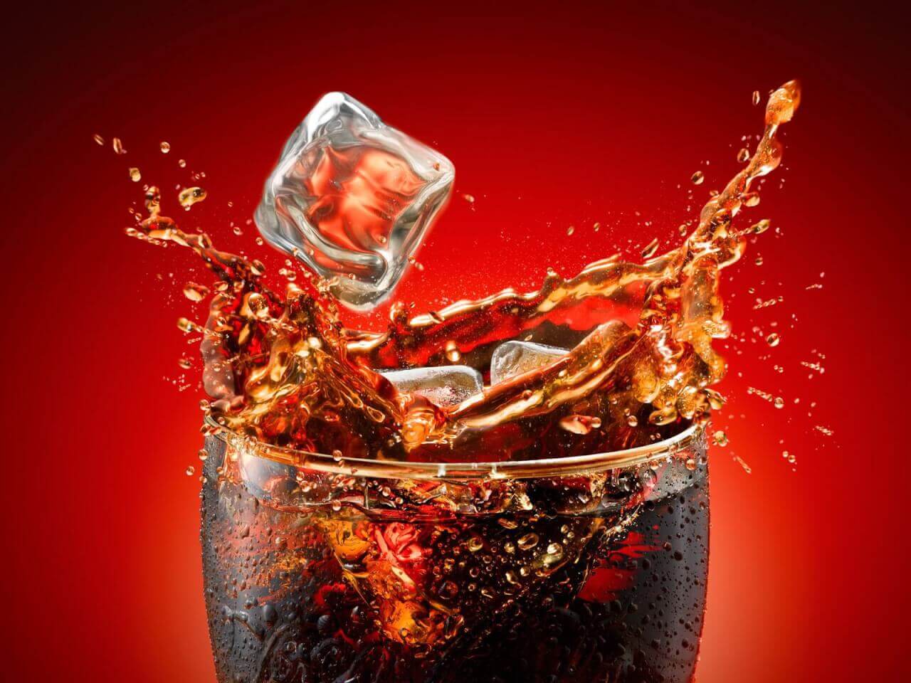 Ela derrama meio litro de coca no vaso sanitário e o que acontece depois é realmente bizarro! Você mesmo deveria tentar isso!
