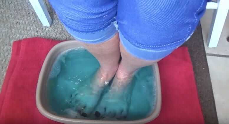 Uau, ela coloca os pés em um banho de Listerine e os efeitos são incríveis! Você deveria ver isso!