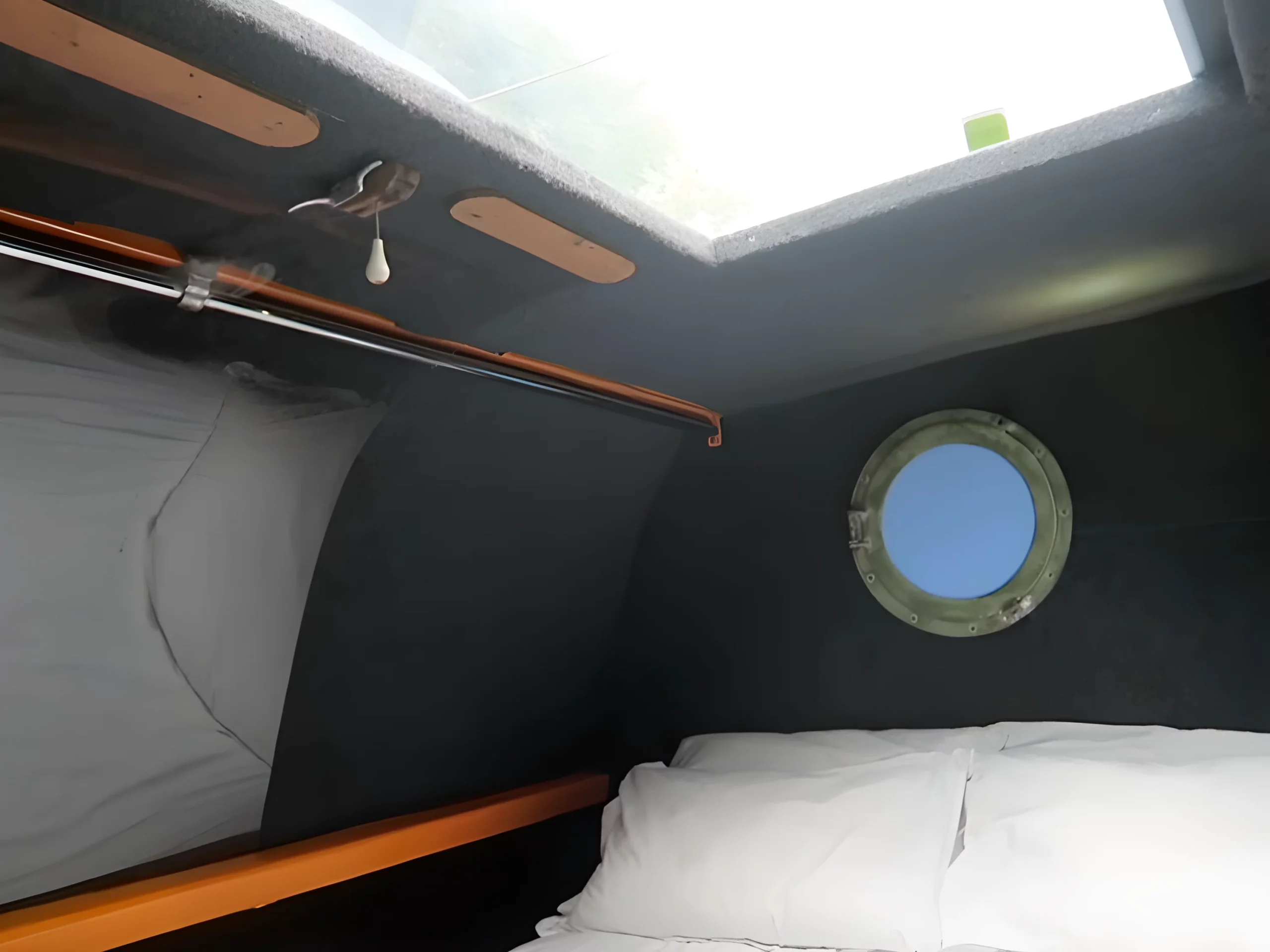 Dit gezin woont in een helikopter! Bekijk de adembenemende verbouwing van hun huis vanuit de lucht!