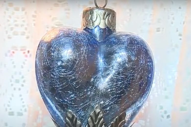 Mãe cai de joelhos em choque após comprar esta decoração em um brechó