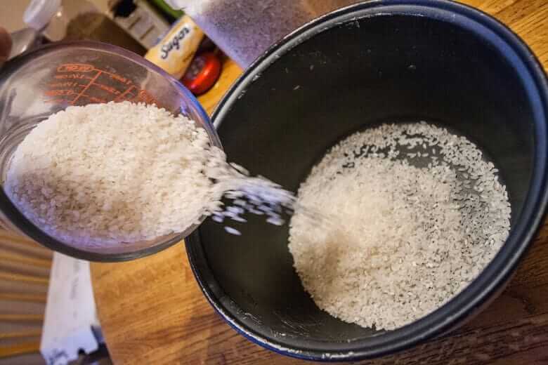 Adoramos usar arroz na cozinha quando estamos fazendo um nasi ou um delicioso curry. Há muitos hacks úteis fora da cozinha envolvendo arroz também, como secar seu celular no arroz depois de tê-lo derrubá-lo na água. Em suma; a maioria das pessoas tem um saco de arroz em sua cozinha. Hoje, temos outro bolinho de arroz para você e é para o seu guarda-roupa!