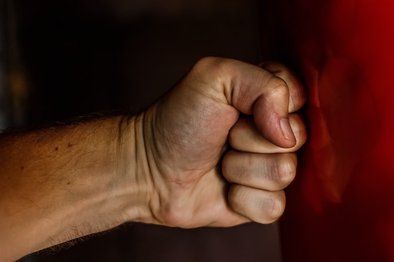 Il padrone di casa si vendica: ecco come ha riso per ultimo dopo che gli inquilini hanno rovinato il suo appartamento