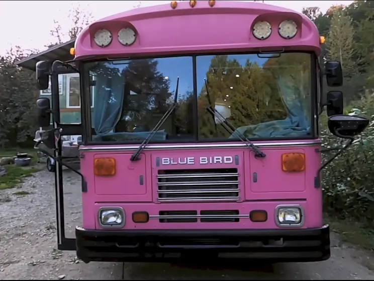 Esta mulher vive em um ônibus escolar convertido - os interiores do ônibus vão deixar você boquiaberto