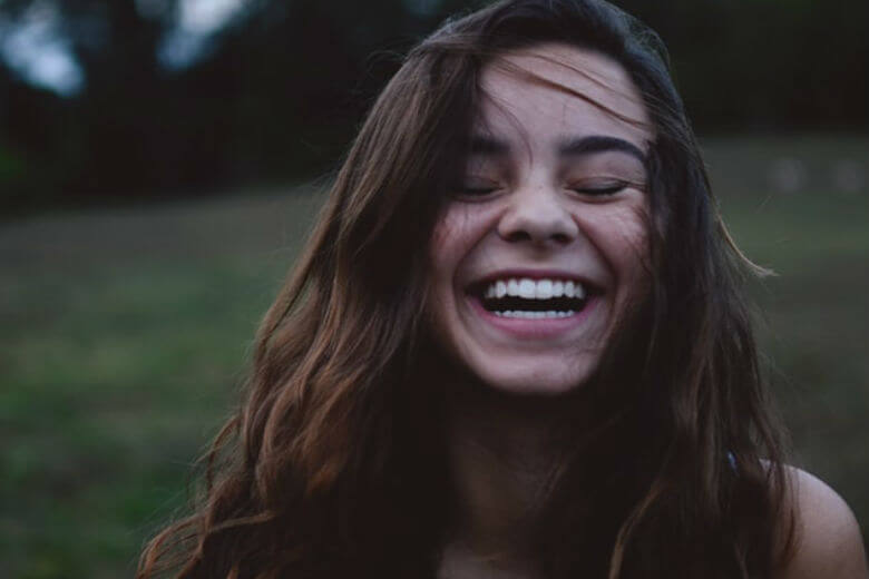 Aqui está como evitar que seus dentes fiquem descoloridos
