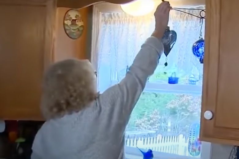 Mãe cai de joelhos em choque após comprar esta decoração em um brechó