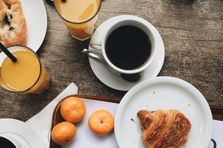 Qual é a melhor hora para tomar o café da manhã?
