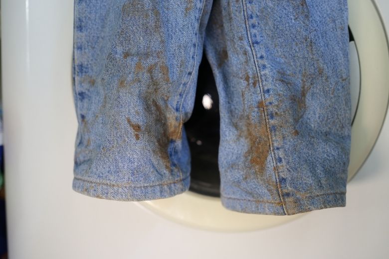 5 dicas fáceis para tirar manchas de ferrugem de suas roupas e sapatos
