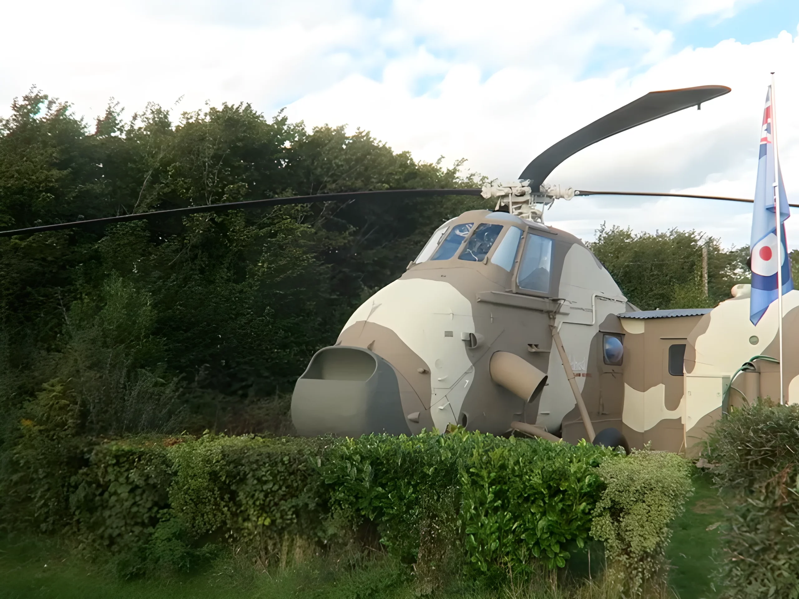 Dit gezin woont in een helikopter! Bekijk de adembenemende verbouwing van hun huis vanuit de lucht!
