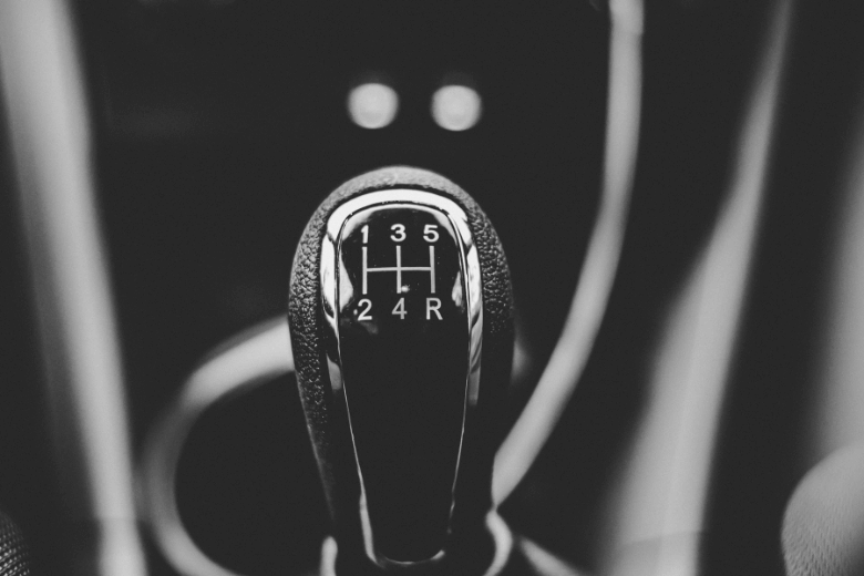 Você dirige com câmbio manual? Você pode estar danificando seu carro!