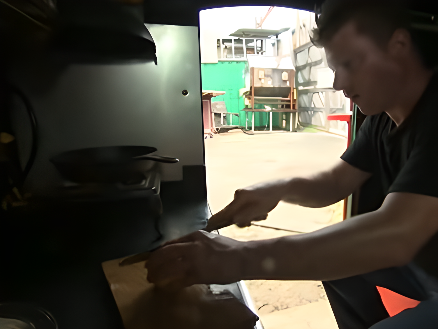 Je zult niet geloven hoe deze man een vuilnisbak veranderde in een klein huis - het interieur zal je verbazen!