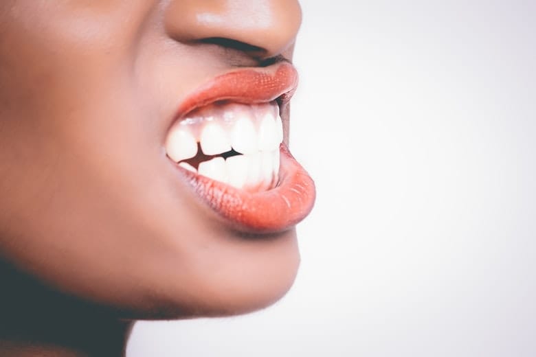 3 sinais de que você provavelmente range os dentes durante o sono