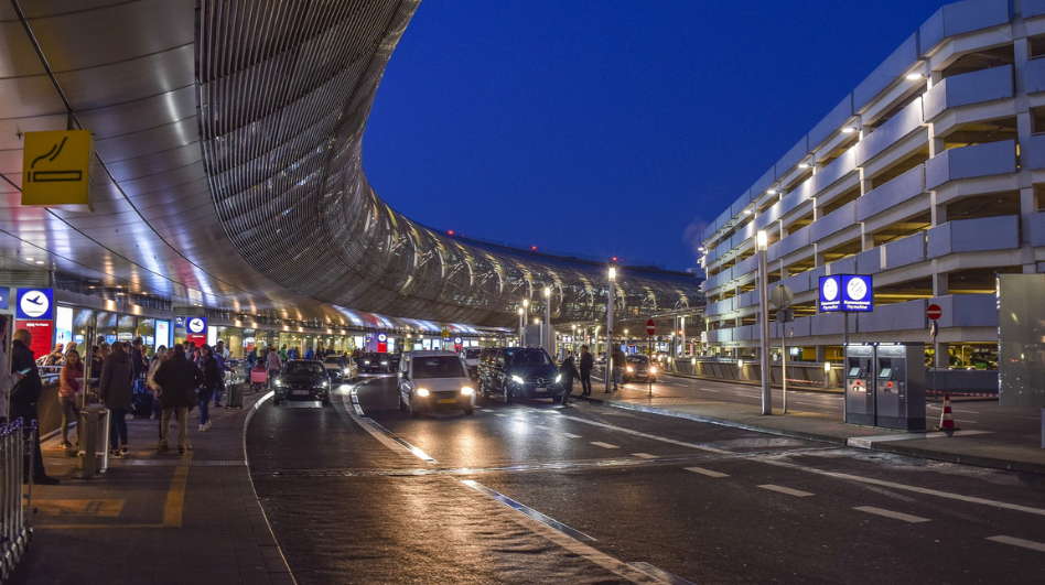 Father with baby is turned away by airline, but then he finds this letter in his pocket