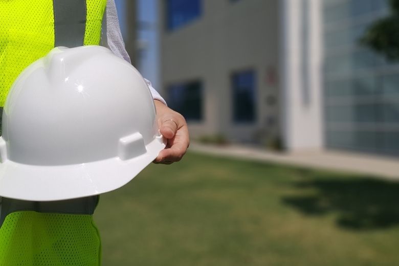 Um casal escondeu um grande segredo atrás da porta desta garagem - até que as autoridades descobriram sobre seu plano