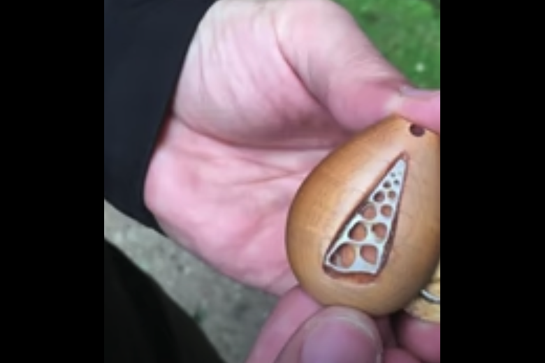 Man maakt ketting voor zijn vriendin, ze is compleet verbijsterd als ze ontdekt wat erin zit