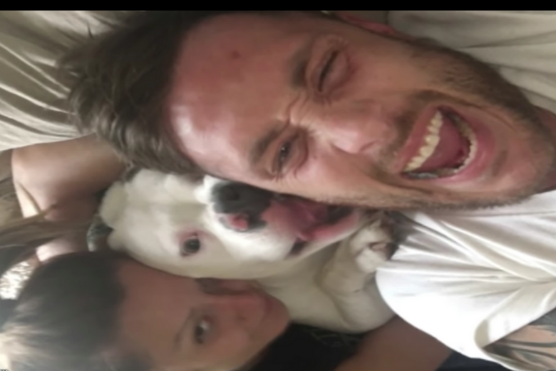 Una foto di un cane felice adottato era tutta la prova di cui la polizia aveva bisogno