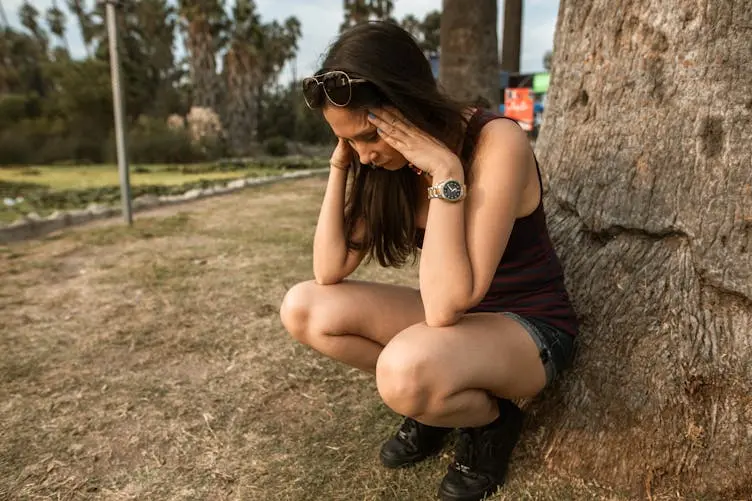 Mulher segue urso na floresta depois que ele se aproxima inesperadamente dela no ponto de ônibus