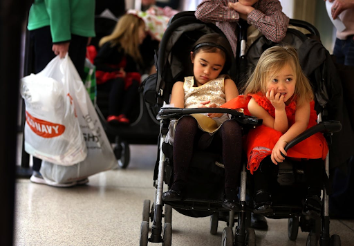Oude vrouw wordt vertrapt terwijl ze een cadeau voor haar kleinzoon probeert te kopen op Black Friday
