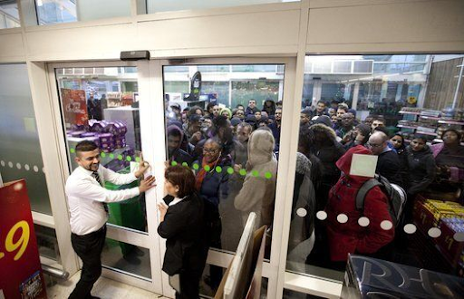 Oude vrouw wordt vertrapt terwijl ze een cadeau voor haar kleinzoon probeert te kopen op Black Friday