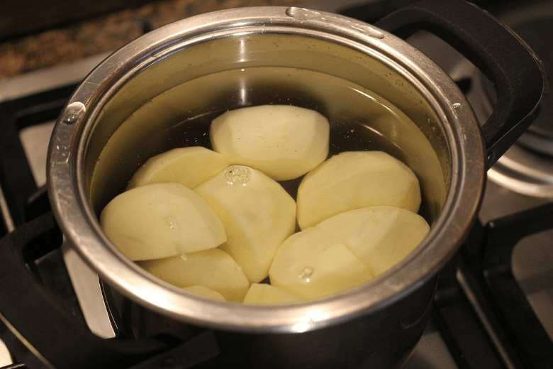 É assim que você cozinha suas batatas rapidamente!