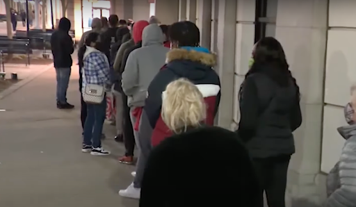 Oude vrouw wordt vertrapt terwijl ze een cadeau voor haar kleinzoon probeert te kopen op Black Friday