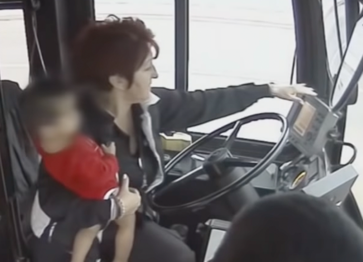 Jongetje stapt op blote voeten de bus in, chauffeur belt direct de politie