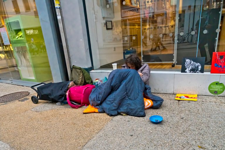 Echtpaar dat al 22 jaar in een riool woont, laat zien hoe het er van binnen uitziet
