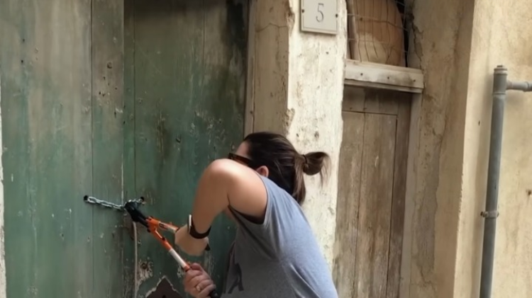 This 57-year-old lady is living in a house of only $1, but when you see the inside you’ll want to live there!