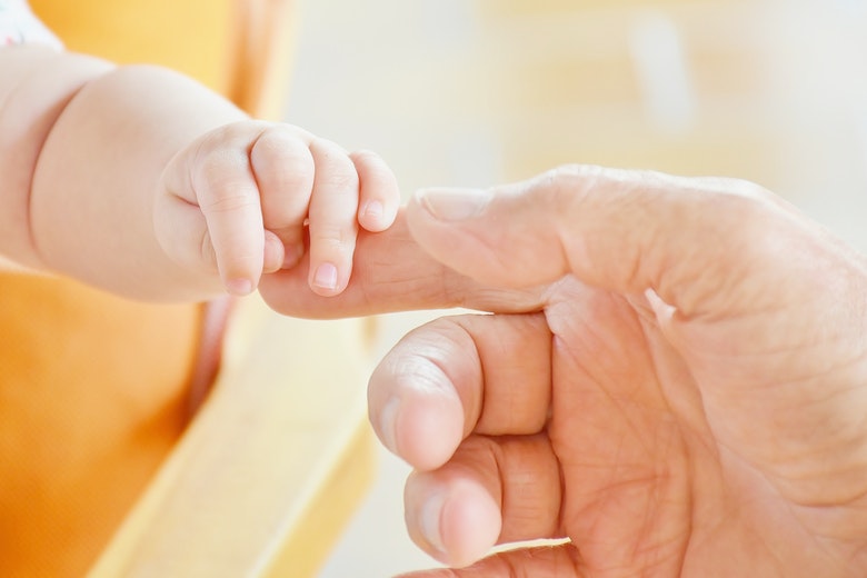 Een moeder met baby moet rondkomen van bedelen. Dan wordt haar geheim ontdekt.